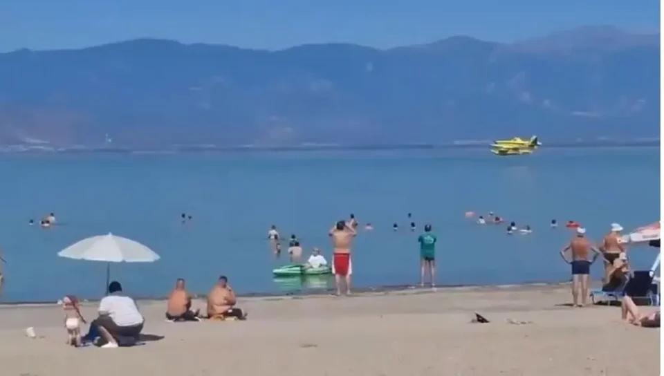 (ВИДЕО) Ер Трактор пред туристи на плажа полни вода во Дојран