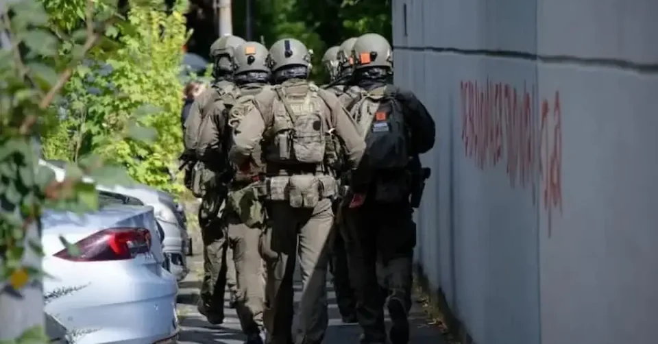 (ВИДЕО) 17-ГОДИШЕН УЧЕНИК ОД КОСОВО ИЗБОДЕ НАСТАВНИЧКА ВО ГЕРМАНИЈА, ПОЛИЦИЈАТА ГО ЗАСТРЕЛА