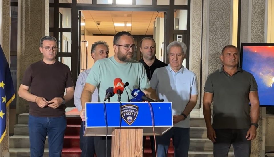 Тошковски: Нема радијациско зрачење од пожарот во Трубарево