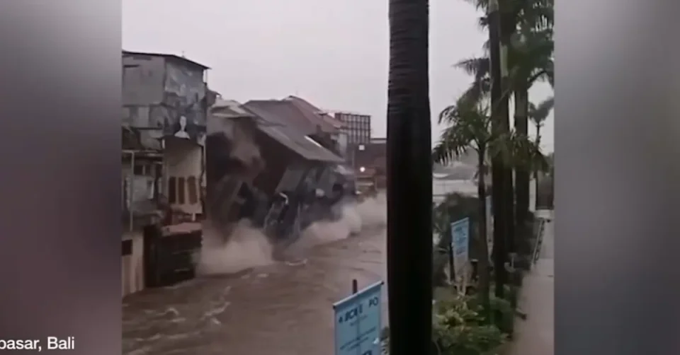 (ВИДЕО) БАЛИ ПОД ВОДА: Поплавите урнаа цела зграда на индонезискиот остров, најмалку девет жртви според државната агенција за катастрофи