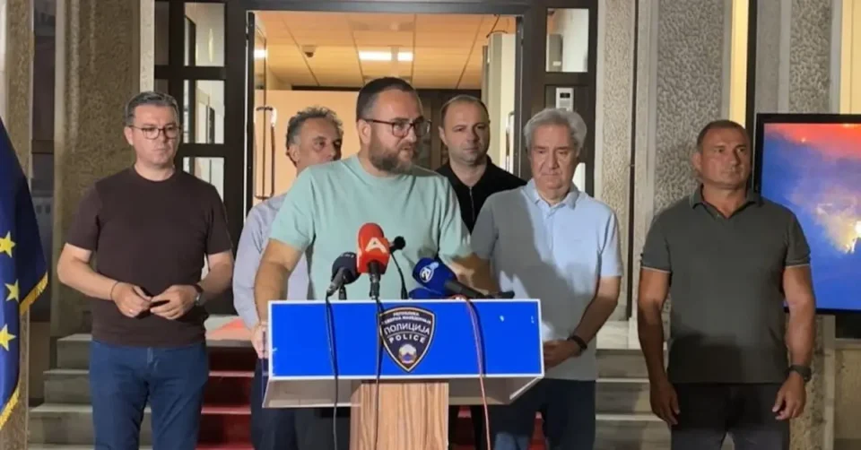 ДРЖАВАТА НИ Е ИЗЛОЖЕНА НА ХИБРИДНИ НАПАДИ: Господ не може да ме убеди дека ова е случајност – во три дена ни горат четири депонии, вели Тошковски