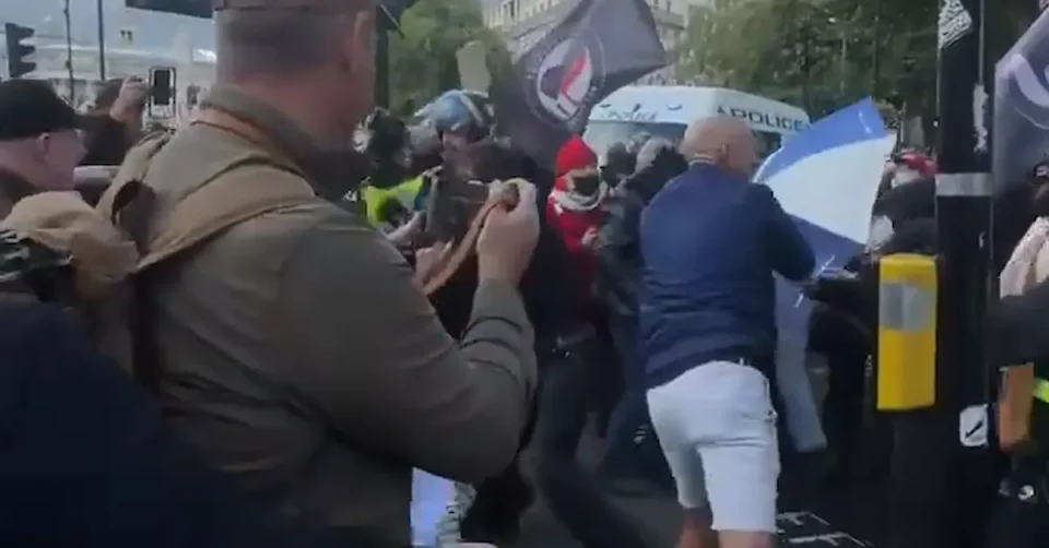 (ВИДЕО) „ГУБЕТЕ СЕ ВО ГАЗА“: Хаос по улиците на Лондон, судири меѓу националисти и исламски активисти – групи на демонстранти ја нападнаа и полицијата