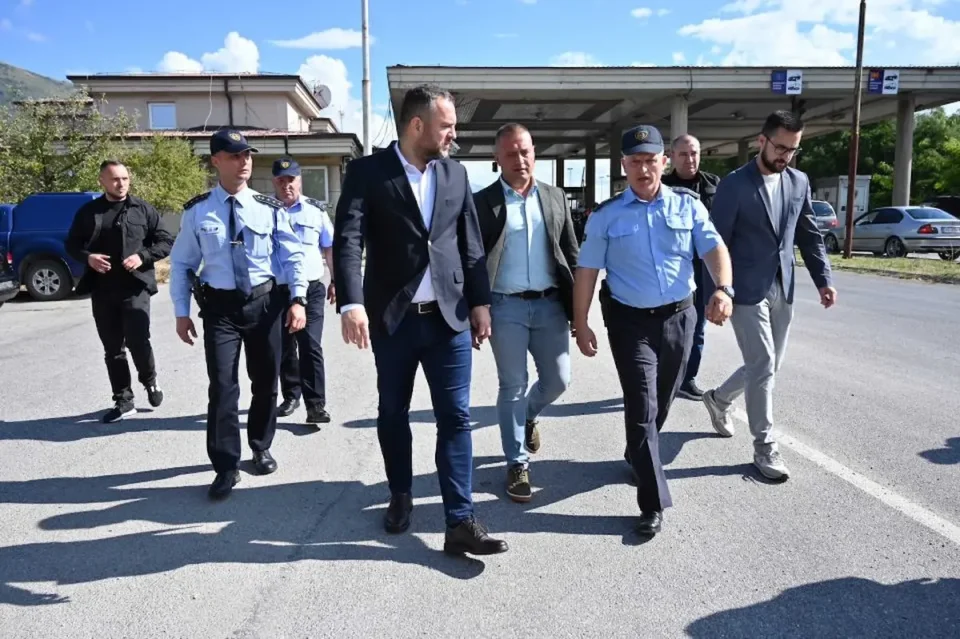 МОСТ КОН АЛБАНИЈА: „Блато“ станува клучен премин за патници и туристи, вели Тошковски