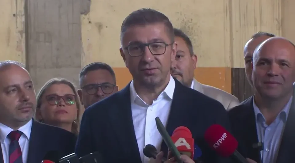 (ВИДЕО) Мицкоски и Димитриевски во посета на Општина Куманово