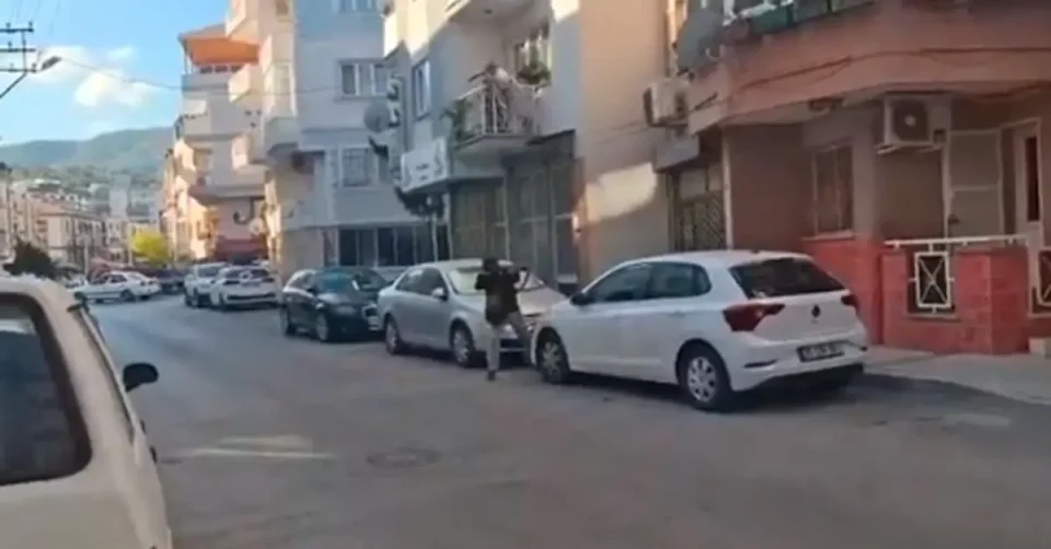 (ВИДЕО) МАЛОЛЕТНИК УБИ ПОЛИЦАЈЦИ ВО ИЗМИР: Упадна со пушка во полициска станица и викаше „Алах акбар“ – напаѓачот совладан од граѓани од соседните згради!