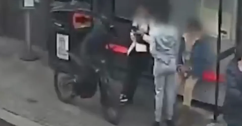 (ВИДЕО) КРАЖБА НА МОБИЛЕН НА СЕКОИ 15 МИНУТИ: Главната шопинг-улица во Лондон сега е царство на крадците на телефони