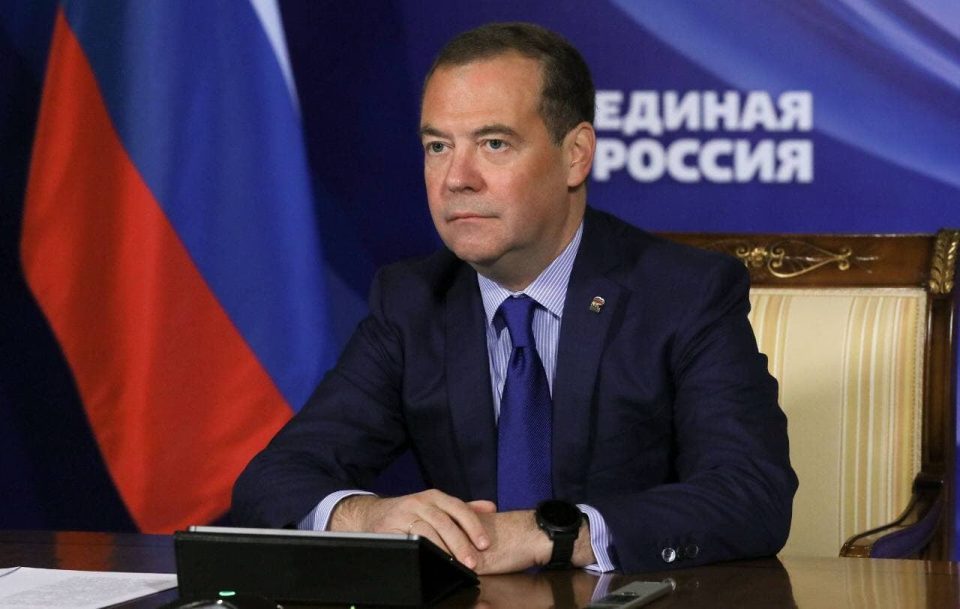 МЕДВЕДЕВ СЕ ЗАКАНУВА СО НУКЛЕАРНО ОРУЖЈЕ: Зеленски е „наркоман и изрод“ – тензиите со Украина и САД ескалираат