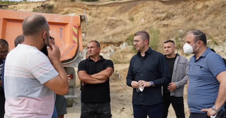 СИТУАЦИЈАТА ВО ДРИСЛА: Пожарот е ставен под контрола и не постои можност за понатамошно ширење, потврди Мицкоски при посета на депонијата