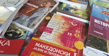 НОВИОТ ЗАКОН ЗА УЧЕБНИЦИ: Донесе промени во основното и средното образование - гарантира печатени и електронски верзии, информираат од МОН