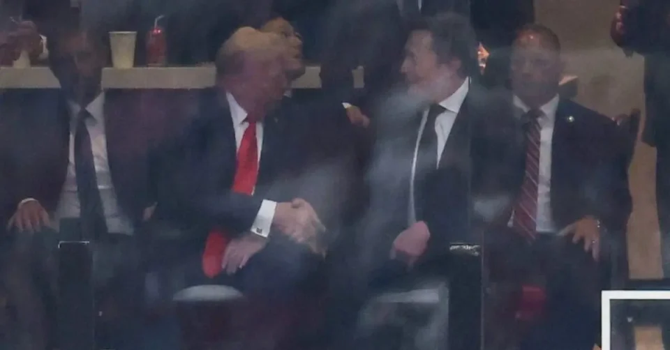 ОД КАВГА ДО ПОМИРУВАЊЕ: Трамп и Маск си подадоа рака на погребот на Чарли Кирк
