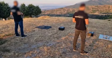 СНИМАЛЕ ПОЛИЦИСКА СТАНИЦА СО ДРОН: Претреси кај две лица од Куманово - пронајдени 14 дронови, муниција и документација