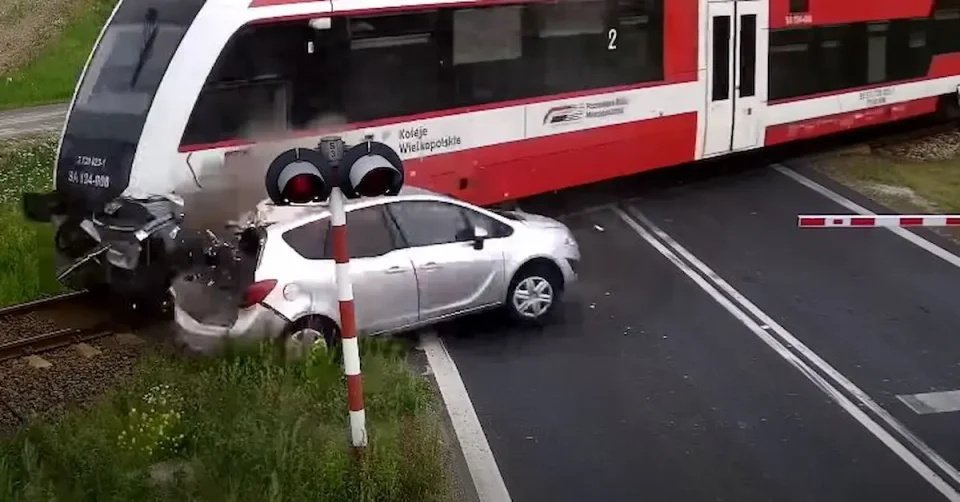 ВИДЕО: Воз удри автомобил кој поминал на спуштени рампи, страшна несреќа во Полска