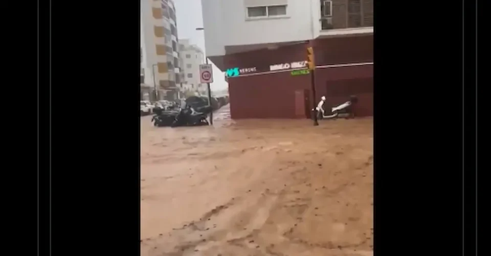 (ВИДЕО) НЕВИДЕН ПОТОП ВО ИБИЦА: Туристи бегаат додека водата носи автомобили, аеродромот, клубови и плажи под вода!