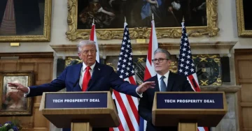 НОВА ЕРА НА СОРАБОТКА: Трамп и Стармер потпишаа најголем трговски договор - најавија милијарди долари инвестиции