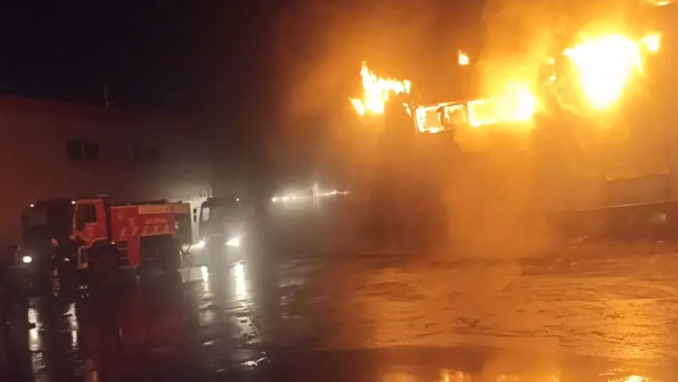 Изгаснат пожарот во „Макпрогрес“ во Виница: Повредени неколку пожарникари