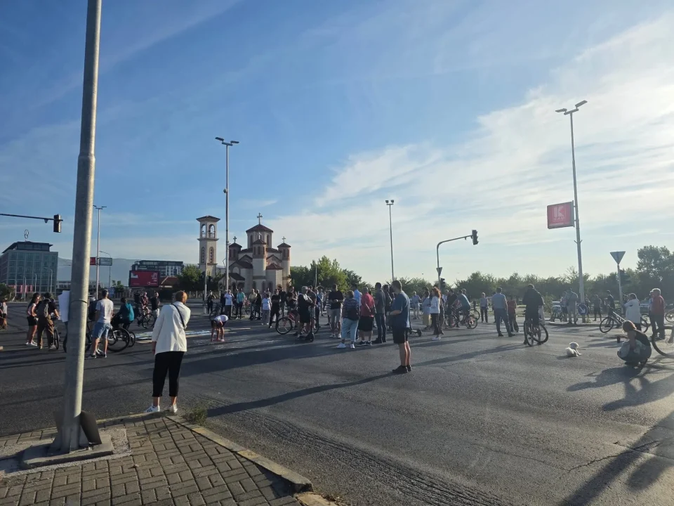 СКОПСКИОТ СООБРАЌАЈ ПАРАЛИЗИРАН: Блокиран мостот „Близнаци“ заради проблемот со загадувањето