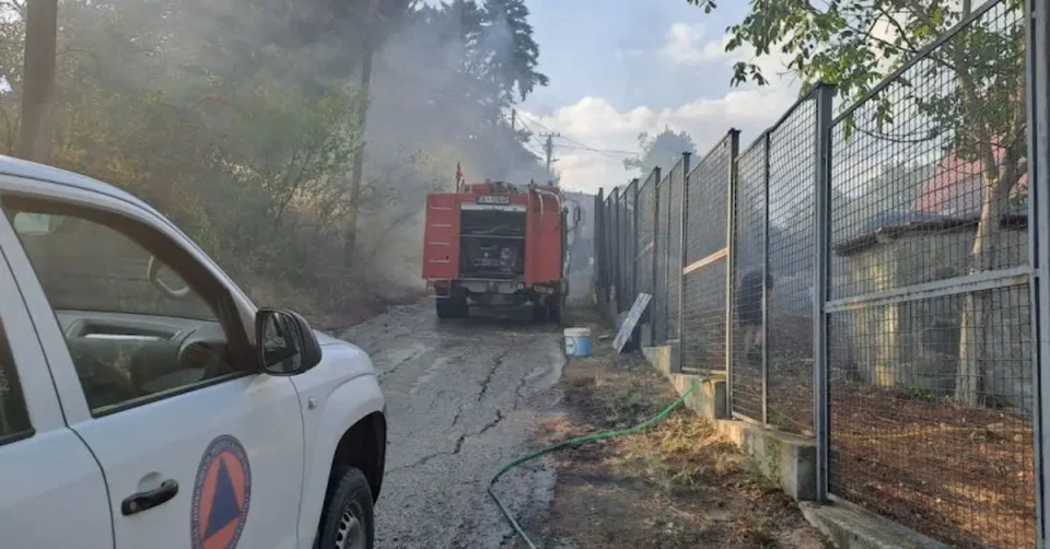 ВИДЛИВ ЧАД НАД С. РАШТАК: Активен пожар попладнево на Скопска Црна Гора