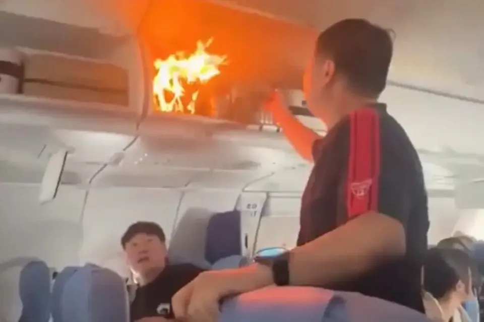 (ВИДЕО) ЛИТИУМСКА БАТЕРИЈА ИЗБУВНА ВО ПЛАМЕН: Авион на Air China итно слета во Шангај со 160 патници