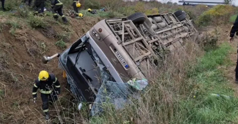 (ВИДЕО) ТРИ ЖРТВИ ВО СРБИЈА: Автобус излета од патот кај Сремска Митровица, повредени 39 лица