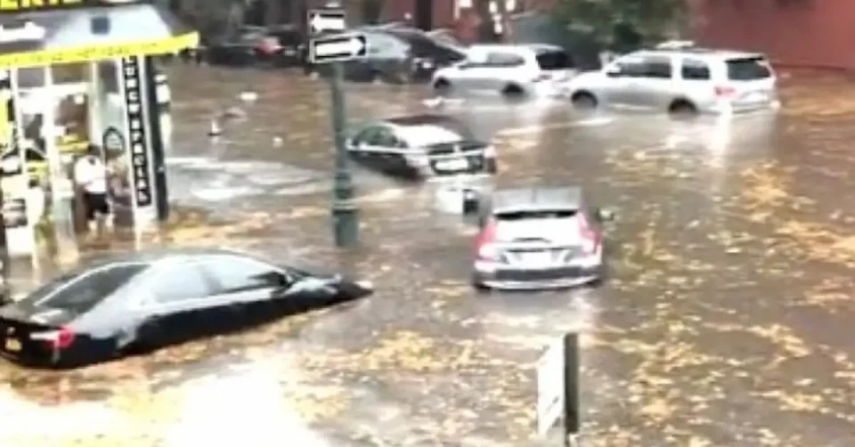 БУРА СО РЕКОРДНИ ВРНЕЖИ ГО ПОГОДИ ЊУЈОРК: Две лица загинаа, прекинати летови и поплавени улици