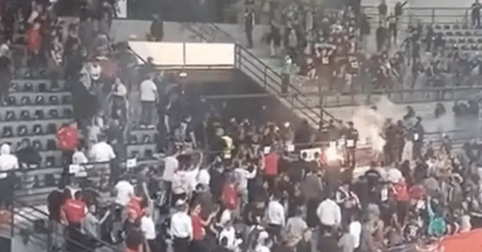(ВИДЕО) ЧКЕМБАРИ ДОБИЈА ЌОТЕК ОД ПУБЛИКАТА: Инцидент во Скопје на натпреварот Пелистар-Вардар