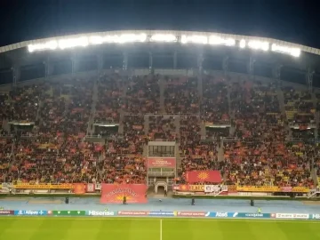 (ВИДЕО) ЕУФОРИЈА НА ТРИБИНИТЕ: 20.000 фанови ја пеат македонската химна за пласман на СП
