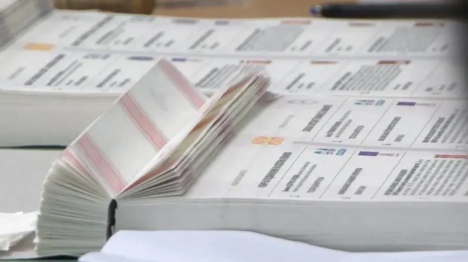 СЕ ГЛАСА ВО 32 ОПШТИНИ И ГРАД СКОПЈЕ: ДИК започна со испорака на гласачките ливчиња