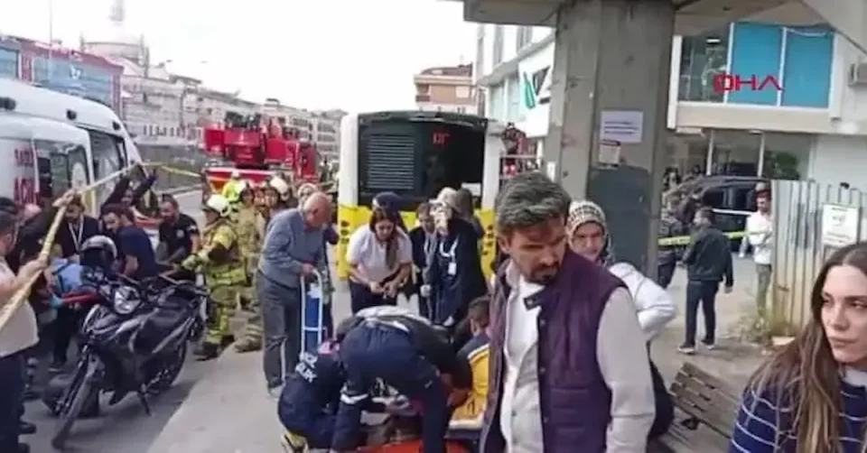 (ВИДЕО) ХАОС НА УЛИЦИТЕ ВО ИСТАНБУЛ: Автобус удрил во станица каде многумина чекале превоз