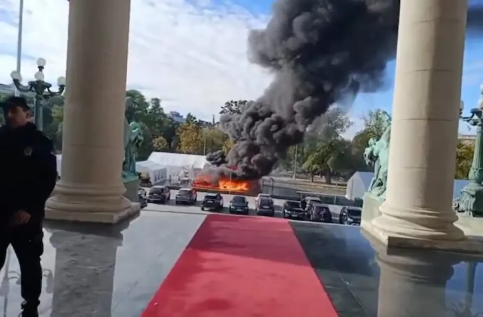 (ВИДЕО) МАЖ ПУКА СРЕДЕ ПОЖАР ПРЕД НАРОДНОТО СОБРАНИЕ: Хаос и паника во центарот на Белград, полицијата интервенирала веднаш