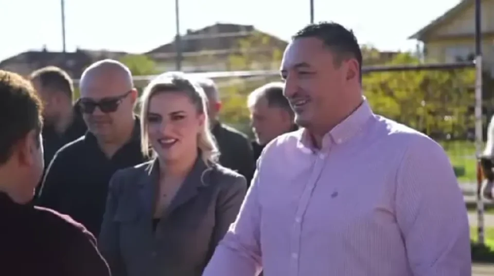 (ВИДЕО) РЕАЛИЗИРАН УШТЕ ЕДЕН ИНФРАСТРУКТУРЕН ПРОЕКТ НА МИНИСТЕРСТВОТО ЗА СПОРТ – ДЕБАР ДОБИ НОВ СОВРЕМЕН ПРОСТОР ЗА СПОРТ И РЕКРЕАЦИЈА