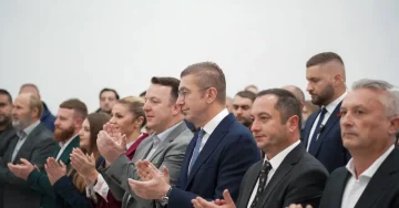 ИГРААТ НА КАРТАТА НА КРАТКО ПОМНЕЊЕ: Неформалната коалиција СДС-ДУИ ја потценуваат интелигенцијата на граѓаните, надевајќи се дека ќе заборават кој беше на власт до пред година и пол, вели Мицкоски