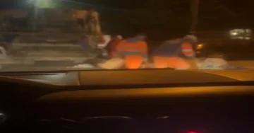 (ВИДЕО) ЕВЕ КАКО ЧИСТИ „КОМУНАЛНА ХИГИЕНА“: Сметот оставен по улиците и тротоарите