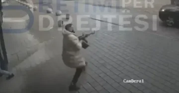 (ВИДЕО) КРВНА ОСВЕТА ПРЕД СУД ВО КОСОВО: Излета пред автомобилот со два калашникови - чекал да се одмазди три години!