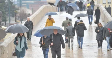 Времето денеска ќе биде облачно, со повремени врнежи од дожд кои ќе бидат поинтензивни во југоисточните делови, каде се