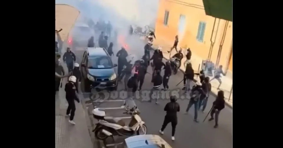 (ВИДЕО) СУДИР НА НАВИВАЧИ ВО ИТАЛИЈА: Масовна тепачка меѓу хулиганите од Пиза и Верона