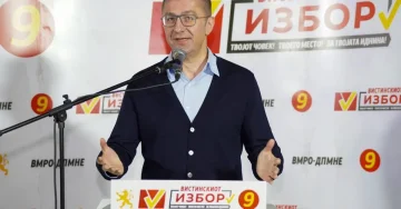 ДО ПОДДРЖУВАЧИТЕ НА СДСМ: Знам дека ви е тешко да гледате како партијата пропаѓа, гласајте за број 9 за катарзата и реформите во СДСМ да почнат, вели Мицкоски