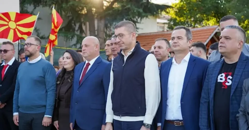 ТРЕТА ОПЦИЈА НЕМА: Едната е СДС-ДУИ и Левица, а другата ВМРО-ДПМНЕ и коалицијата – ние живееме за Македонија и народот, а тие живеат од неа и граѓаните, вели Мицкоски