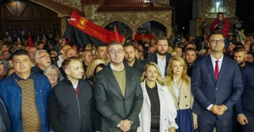 НАРОДОТ Е ПОСИЛЕН ОД ОВА СИДРО КОЕ ЈА ВЛЕЧЕ ДРЖАВАТА НАДОЛЕ: Мицкоски на митинг во Ѓорче Петров повика на крај на лицемерието и криминалот на СДСМ