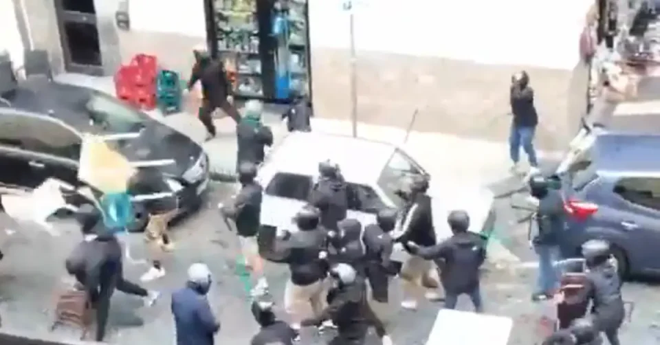 (ВИДЕО) БРУТАЛНА ПРЕСМЕТКА МЕЃУ НАВИВАЧИ ВО НЕАПОЛ!