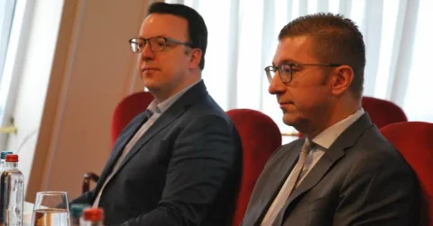 (ВО ЖИВО) Мицкоски и Николоски на промоција на новите возила и опрема за комунална хигиена за општините
