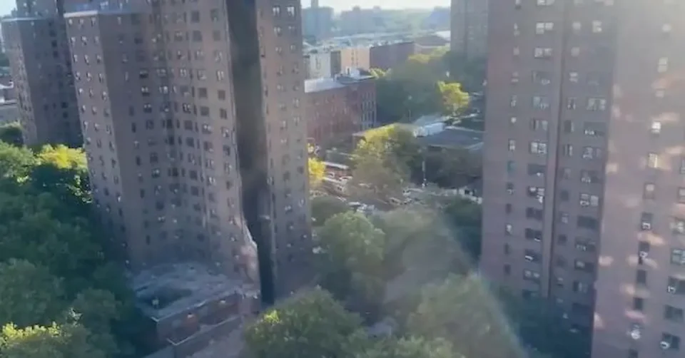 (ВИДЕО) КОЛАПС НА ДЕЛ ОД ОБЛАКОДЕР ВО ЊУЈОРК: Уништена цела вертикала, првичните проценки укажуваат на експлозија на гас