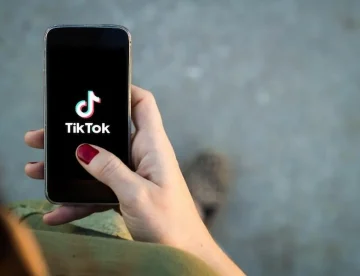 ТИКТОК ПРОМОВИРА ЕКСПЛИЦИТНИ ВИДЕА НА ДЕЦА: Истражувањата покажуваат дека алгоритмот препорачува сексуализирана содржина на малолетници