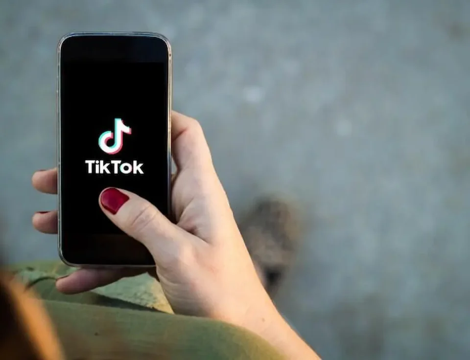 ТИКТОК ПРОМОВИРА ЕКСПЛИЦИТНИ ВИДЕА НА ДЕЦА: Истражувањата покажуваат дека алгоритмот препорачува сексуализирана содржина на малолетници