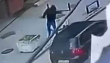 (ВИДЕО) СЦЕНИ КАКО ОД ФИЛМ ВО КУМАНОВО: Безбедносна камера го снимила моментот кога напаѓачот пука кон автомобилот на д-р Шахини