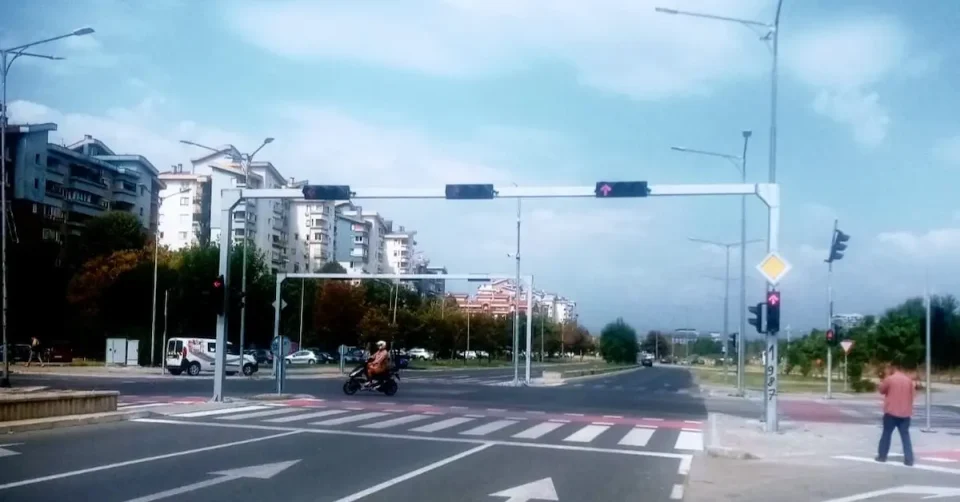 АВТОМОБИЛ УДРИЛ ВО СЕМЕЈСТВО: Повредени четворица, меѓу нив и две деца во Ново Лисиче