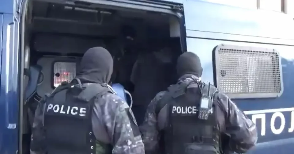 ДРЖАВАТА КОНЕЧНО ТРГНА ПО БОГАТСТВОТО НА КРИМИНАЛЦИТЕ: Полицијата влезе во домови и фирми поврзани со перење пари и лихварство