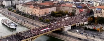 (ВИДЕО) НЕМА ДА ГИНЕМЕ ЗА УКРАИНА: Река Унгарци маршираат во поддршка на политиките на Виктор Орбан
