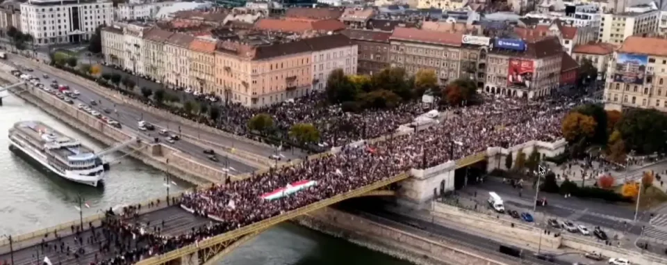 (ВИДЕО) НЕМА ДА ГИНЕМЕ ЗА УКРАИНА: Река Унгарци маршираат во поддршка на политиките на Виктор Орбан
