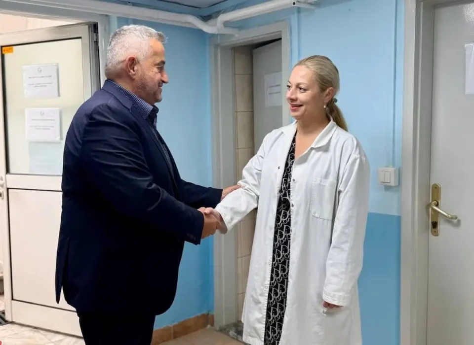 ЗДРАВЈЕТО НА ПРВО МЕСТО: Директорот на ФЗОМ ја поддржа вакцинацијата на здравствени работници