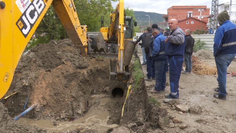 ВОДОСНАБДУВАЊЕТО ВО СКОПЈЕ СЕ НОРМАЛИЗИРА: Пукната главна линија и воден млаз висок неколку метри